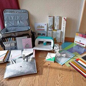 Cricut joy with lots of accessoriesnew